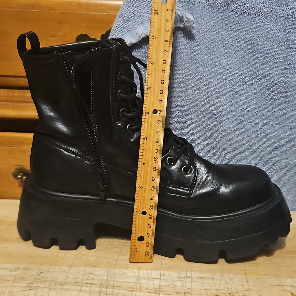 FOREVER21 Chelsea Lug Sole Pull On Combat Boots Chunky Platform Women Size 9